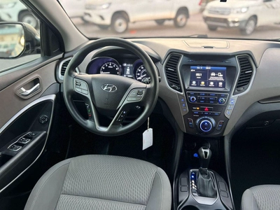 Hyundai Santa Fe 2019 Hyundai Santa Fe XL  - 3.3L V6 - Apple & Android Play - 7 Seater - 42000 Mileage - 41999 AED-12