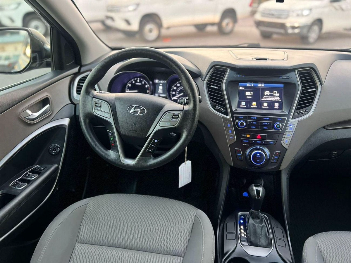 Hyundai Santa Fe 2019 Hyundai Santa Fe XL  - 3.3L V6 - Apple & Android Play - 7 Seater - 42000 Mileage - 41999 AED-12-0