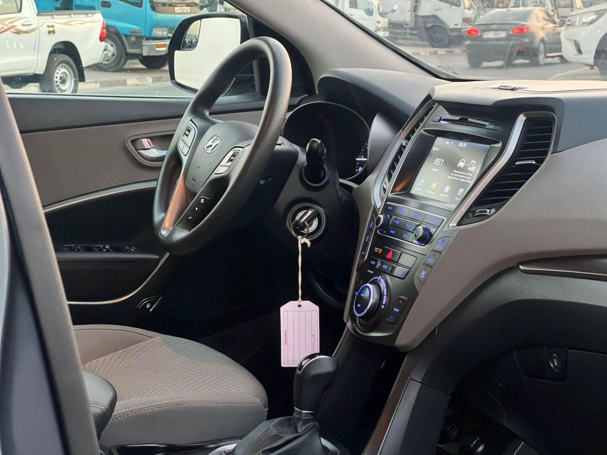 Hyundai Santa Fe 2019 Hyundai Santa Fe XL  - 3.3L V6 - Apple & Android Play - 7 Seater - 42000 Mileage - 41999 AED-14-0