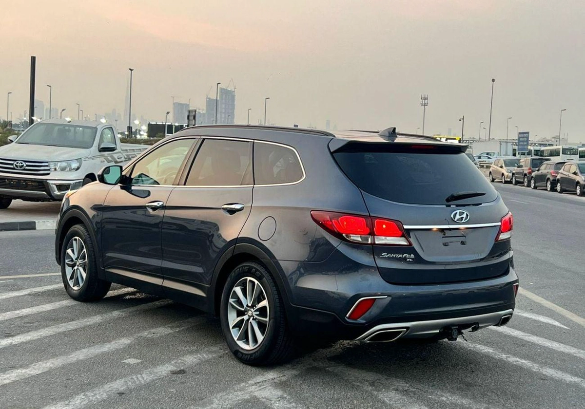 Hyundai Santa Fe 2019 Hyundai Santa Fe XL  - 3.3L V6 - Apple & Android Play - 7 Seater - 42000 Mileage - 41999 AED-4-0