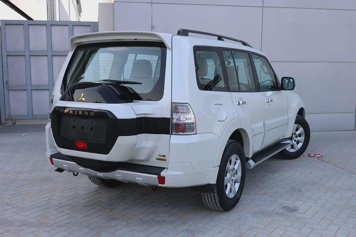 Mitsubishi Pajero GLS 2022-60,600KM-GCC Specs-Excellent Condition-2-2