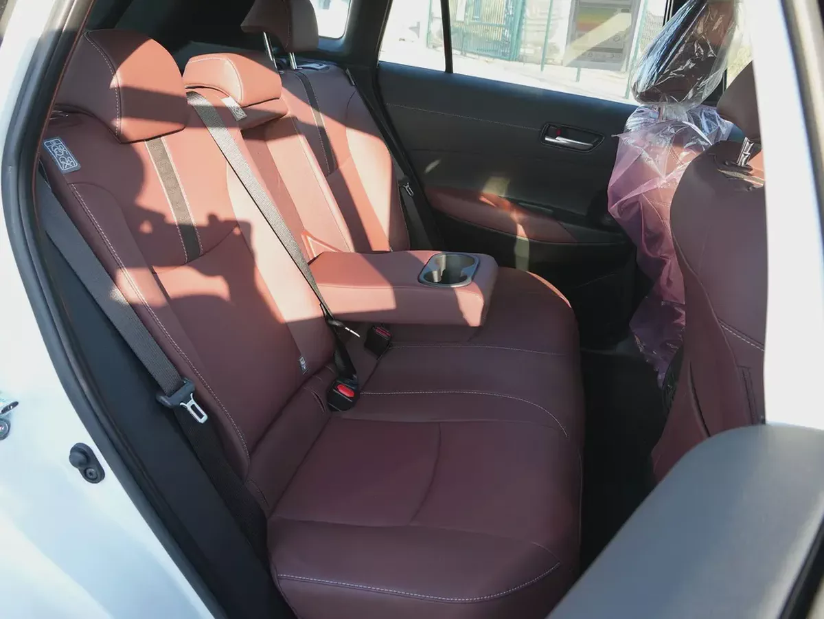 2025 TOYOTA COROLLA CROSS 1.8L HYBRID PET A/T SUNROOF FULL GCC BRAND NEW 0KM-14-14