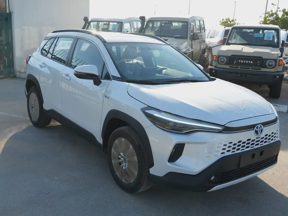 2025 TOYOTA COROLLA CROSS 1.8L HYBRID PET A/T SUNROOF FULL GCC BRAND NEW 0KM-2-2
