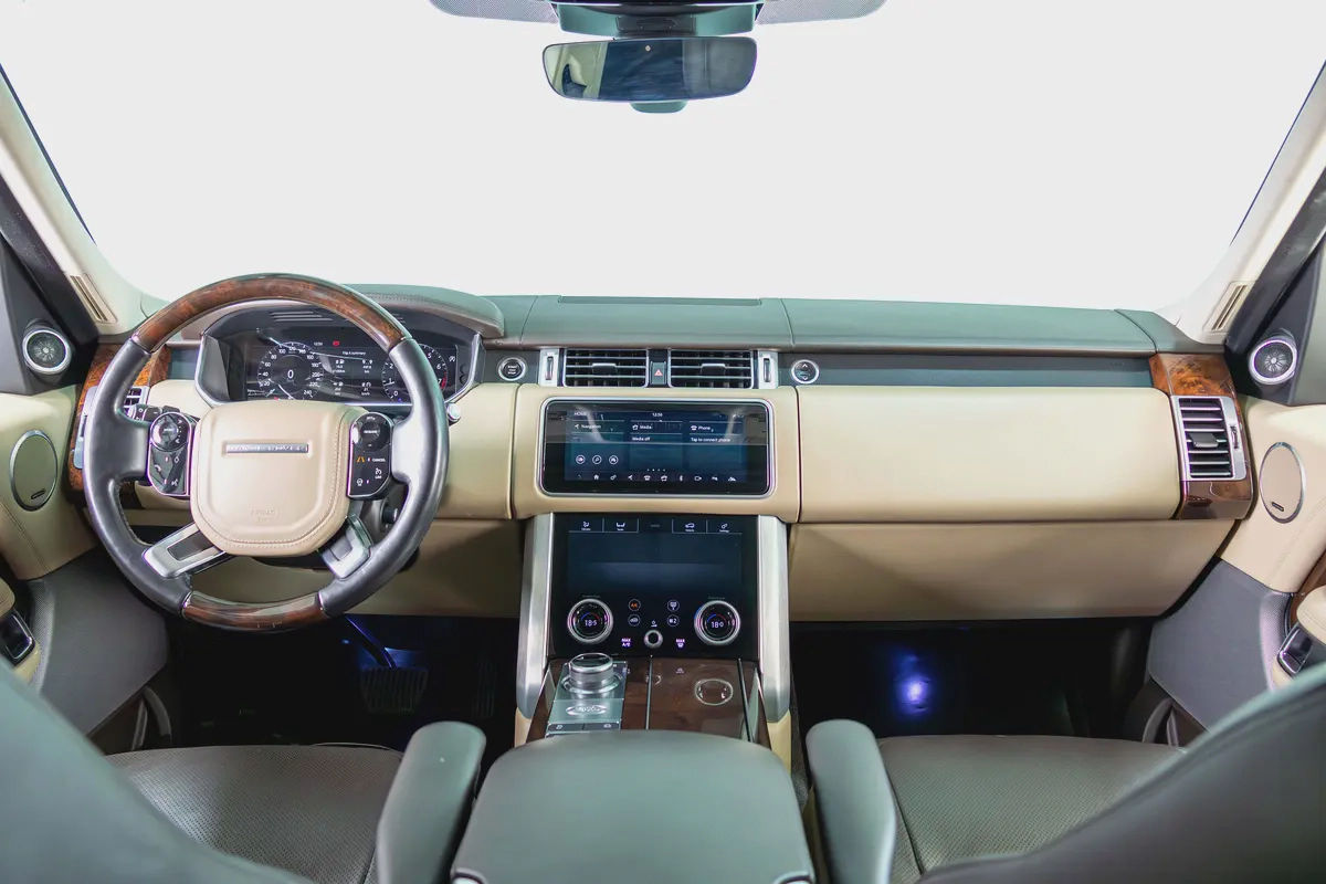 Range Rover Vogue Long Wheel Base-GCC-SVO Kit-Full Service History Available-Under Warranty-9-9