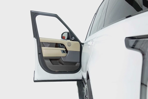 Range Rover Vogue Long Wheel Base-GCC-SVO Kit-Full Service History Available-Under Warranty