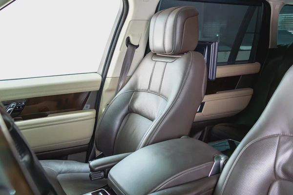 Range Rover Vogue Long Wheel Base-GCC-SVO Kit-Full Service History Available-Under Warranty