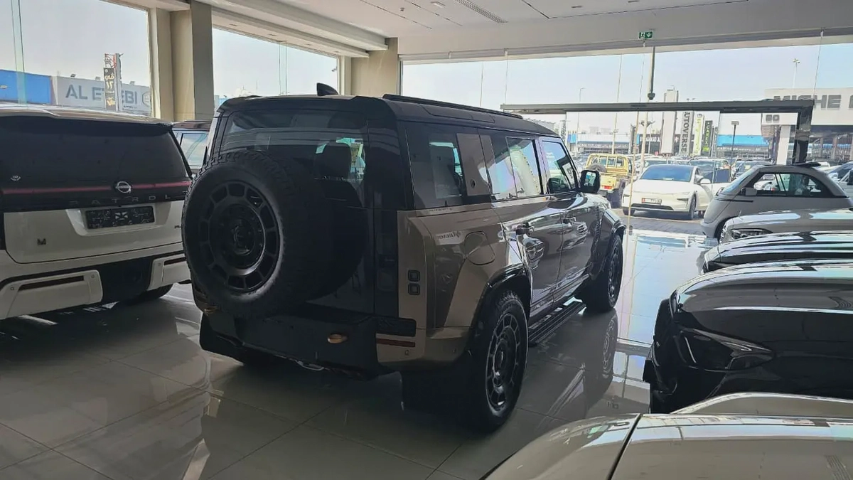 DEFENDER - OCTA - V8 P626 - 2026 - UNDER WARRANTY FROM AGENCY - GCC SPECS - GOLDEN COLOR-10-10