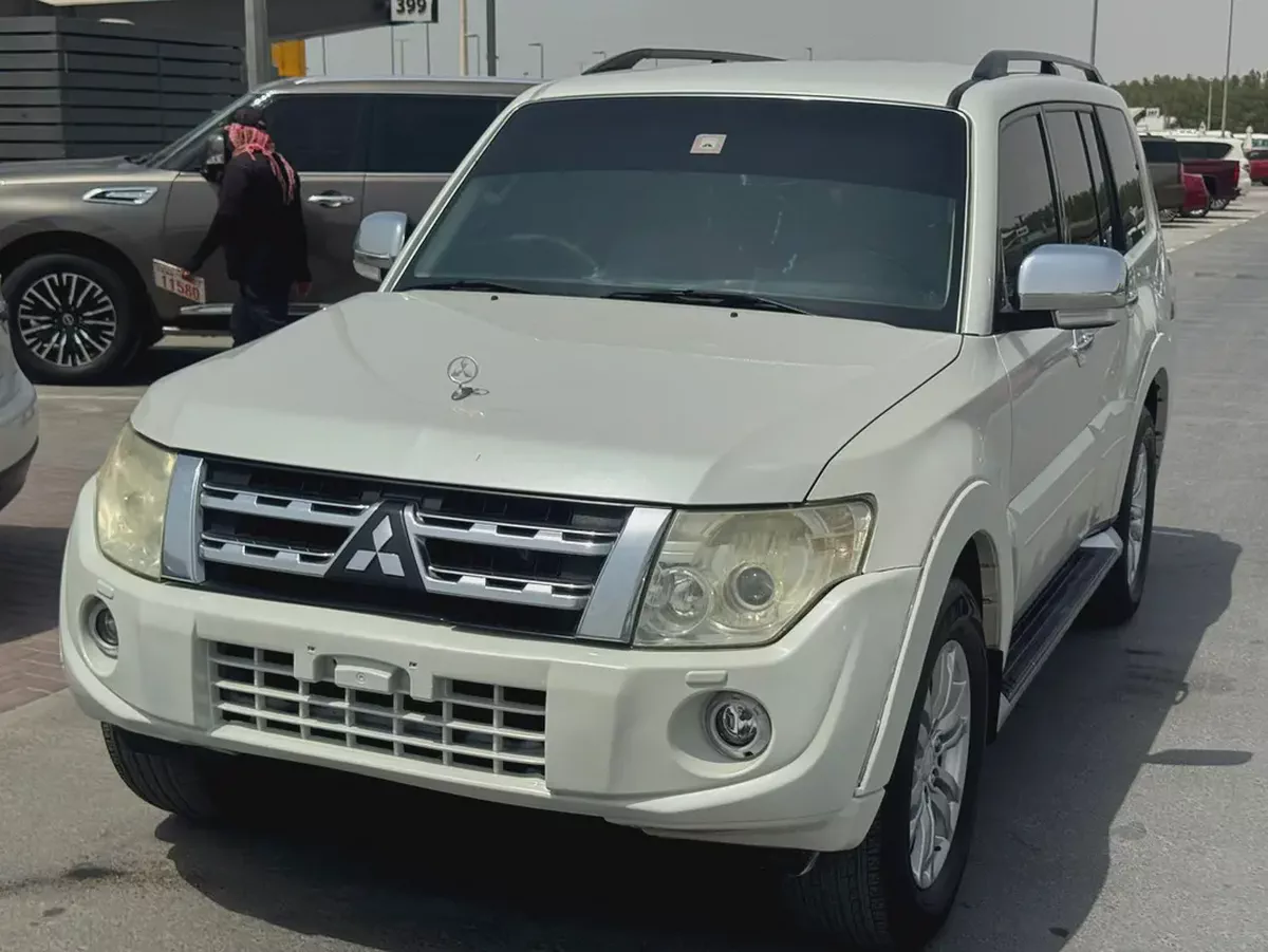 Mitsubshi pajero 2013 fullopshin white color GCc calen car-1-1