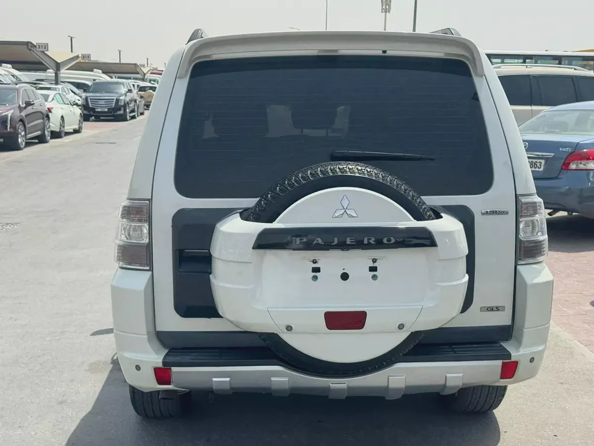 Mitsubshi pajero 2013 fullopshin white color GCc calen car-3-3