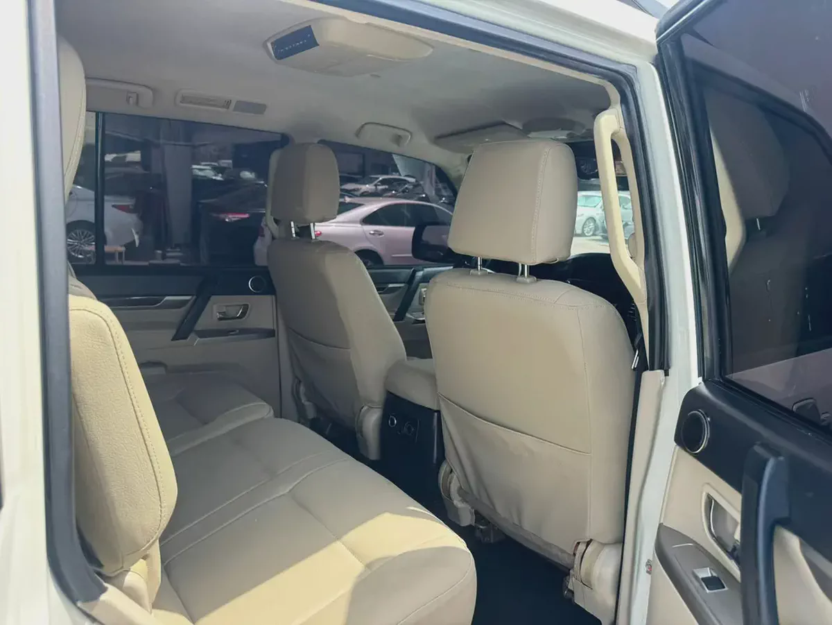 Mitsubshi pajero 2013 fullopshin white color GCc calen car-5-5