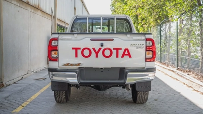 Hilux Pickup SR5 2.7L 2026 GCC Specs Brand New For Export-2