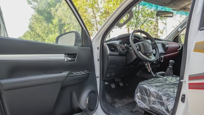 Hilux Pickup SR5 2.7L 2026 GCC Specs Brand New For Export-6