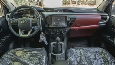 Hilux Pickup SR5 2.7L 2026 GCC Specs Brand New For Export-12