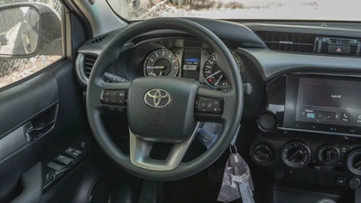 Hilux Pickup SR5 2.7L 2026 GCC Specs Brand New For Export-13
