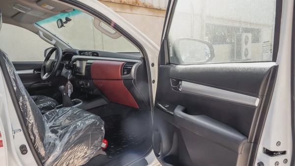 Hilux Pickup SR5 2.7L 2026 GCC Specs Brand New For Export