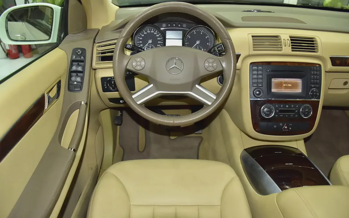 EXCELLENT DEAL for our Mercedes Benz R350 ( 2009 Model ) in White Color GCC Specs-11-11