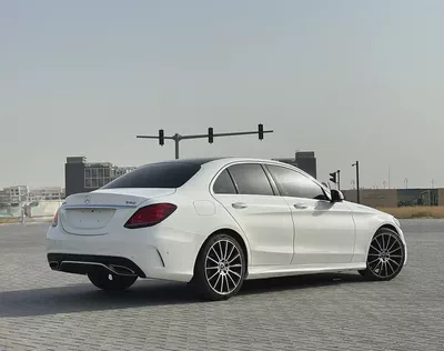Mercedes-Benz C200 AMG Line | 2019 | GCC | 135,000 km | White / Burgundy-3