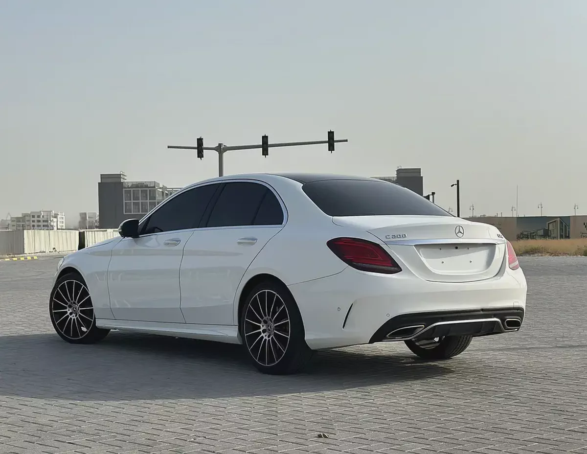 Mercedes-Benz C200 AMG Line | 2019 | GCC | 135,000 km | White / Burgundy-1-1