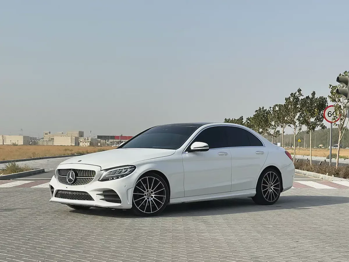Mercedes-Benz C200 AMG Line | 2019 | GCC | 135,000 km | White / Burgundy-2-2