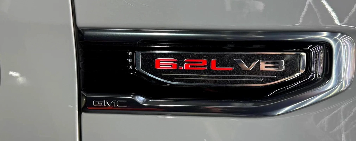 EXCLUSIVE DEAL BY ZEUS AUTO | 6.2 L V8 | GCC | LOW MILEAGE | AL GHANDI WARRANTY 2030 |-10-10