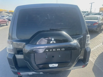 Mitsubshi pajero 2015 Gary color GCC calen car-4