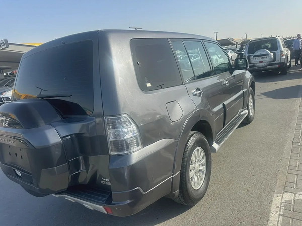 Mitsubshi pajero 2015 Gary color GCC calen car