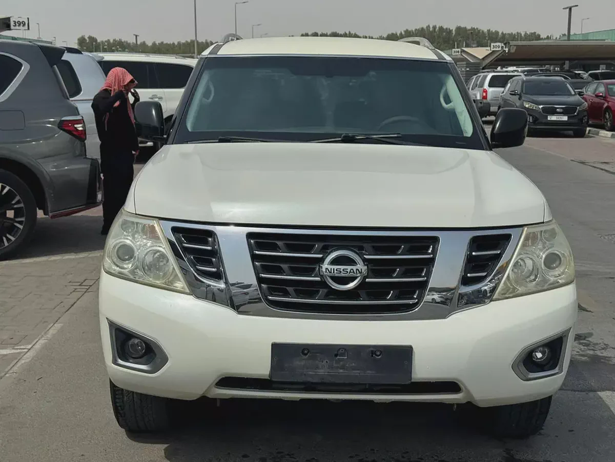 Nissan patrol 2014 white color GCC calen car