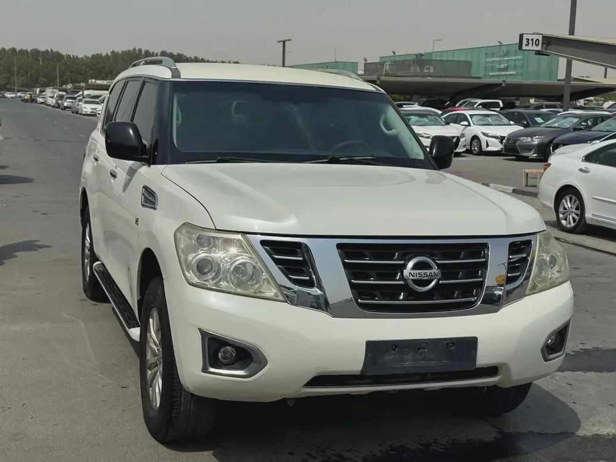 Nissan patrol 2014 white color GCC calen car-1-1