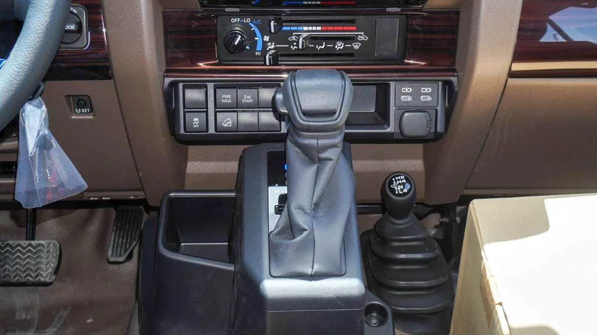 Toyota Land Cruiser Pick Up LX 4.0L V6 Double Cabin Auto transmission-7-0