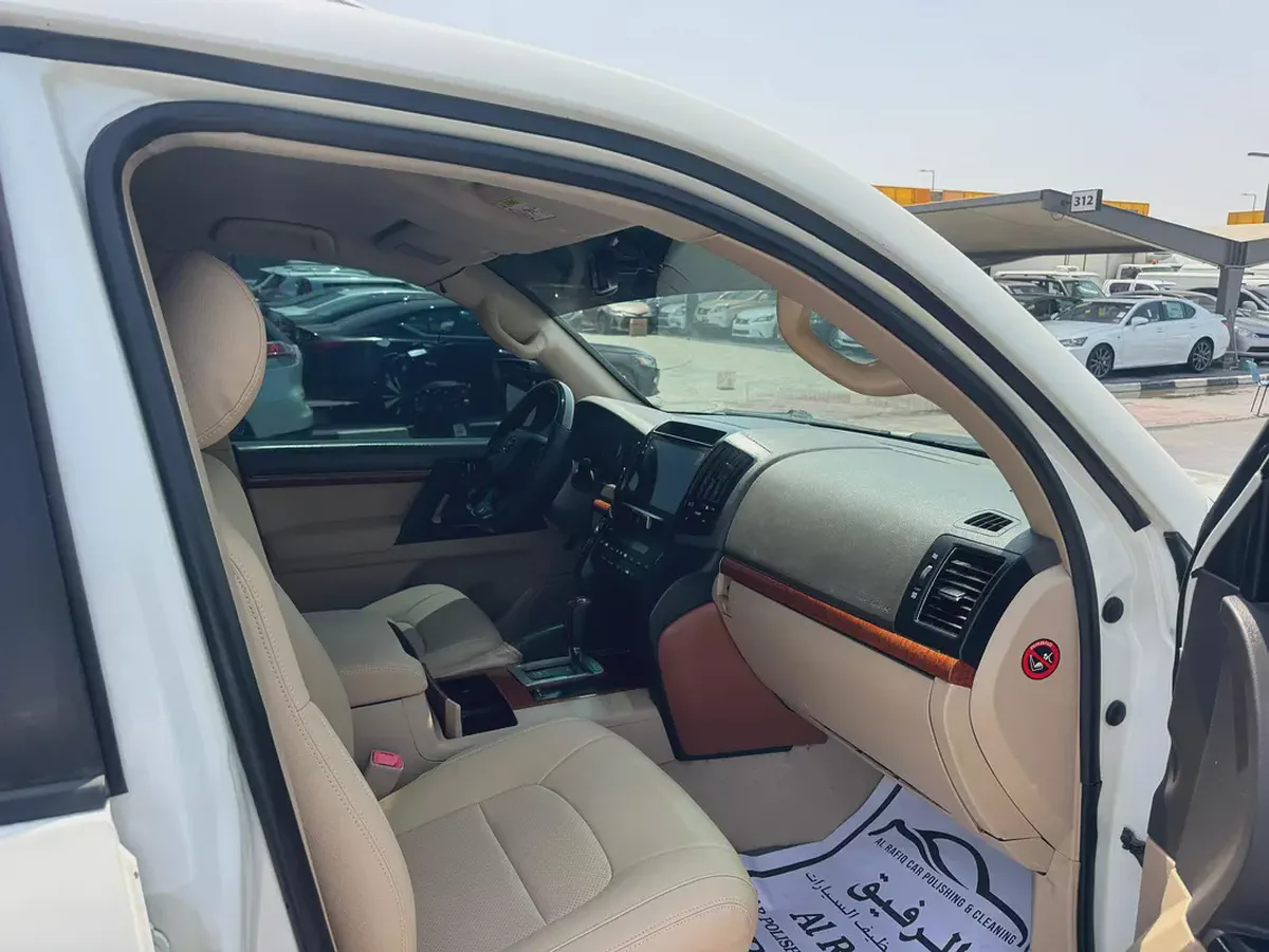 Toyota Land Cruiser 2014 white color GCC calen car-9-9