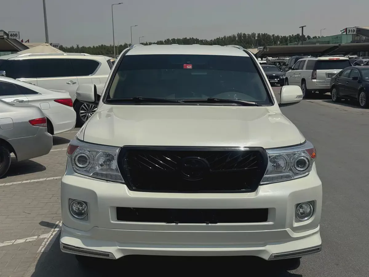 Toyota Land Cruiser 2014 white color GCC calen car