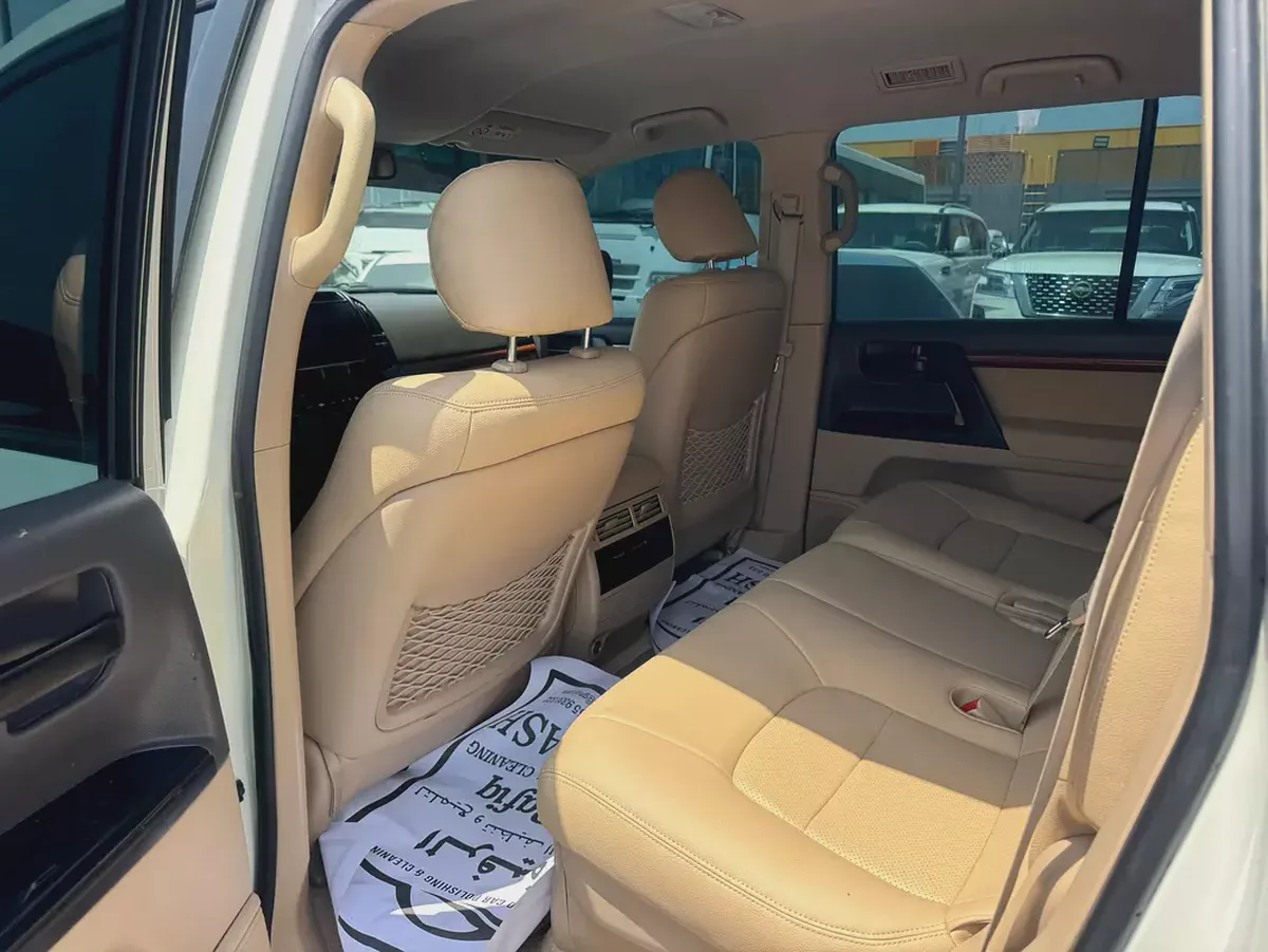 Toyota Land Cruiser 2014 white color GCC calen car-5-5
