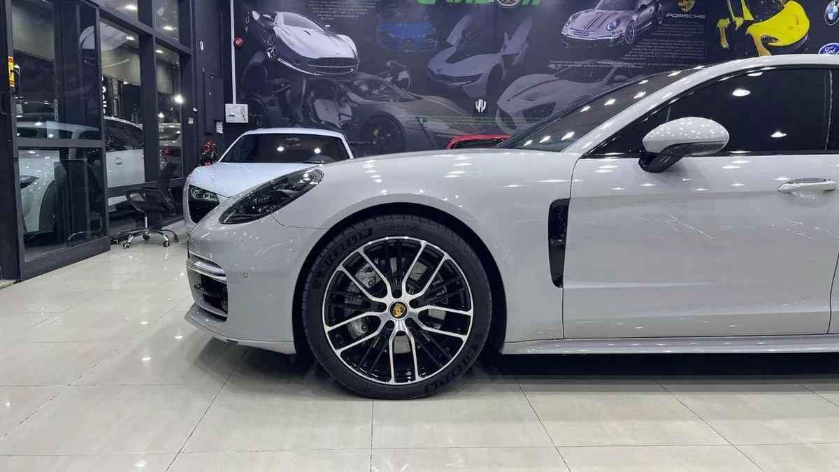 Porsche Panamera 4 E-HYBRID-5-0