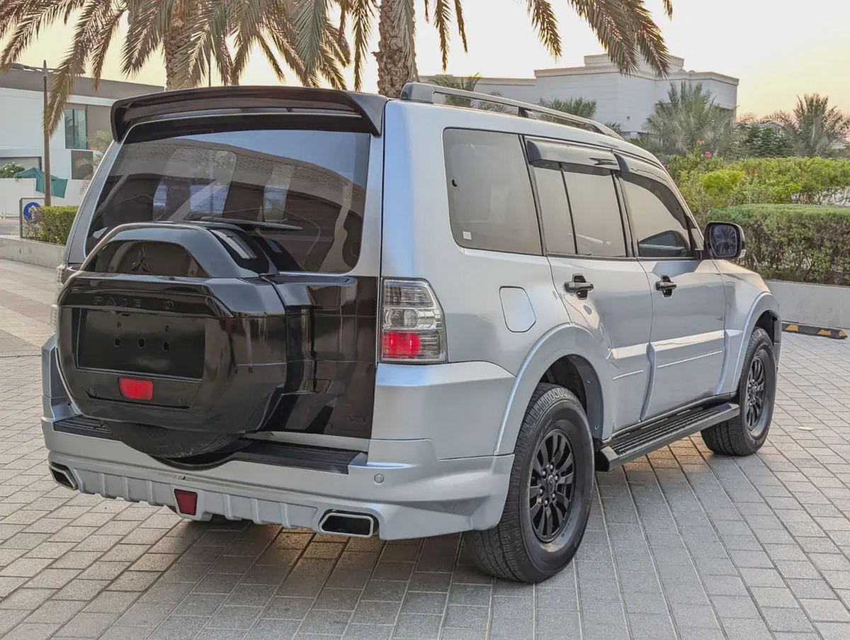 MITSUBISHI PAJERO 2015 GLS MID OPTION V6 3.5L IN EXCELLENT CONDITION-12-12