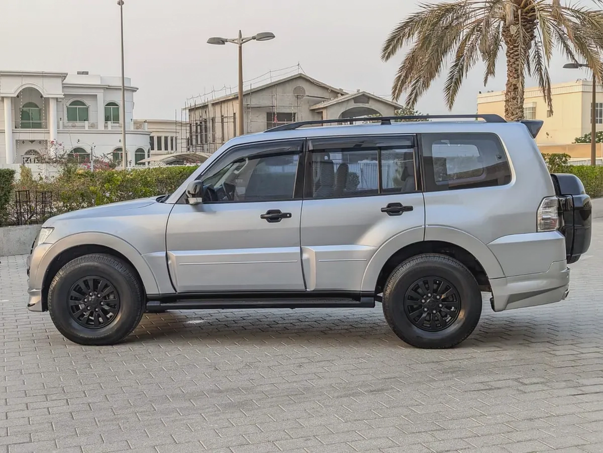 MITSUBISHI PAJERO 2015 GLS MID OPTION V6 3.5L IN EXCELLENT CONDITION-14-14