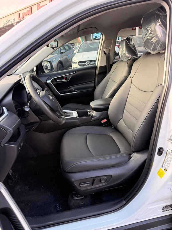 Toyota RAV4 XLE 2.5L full option