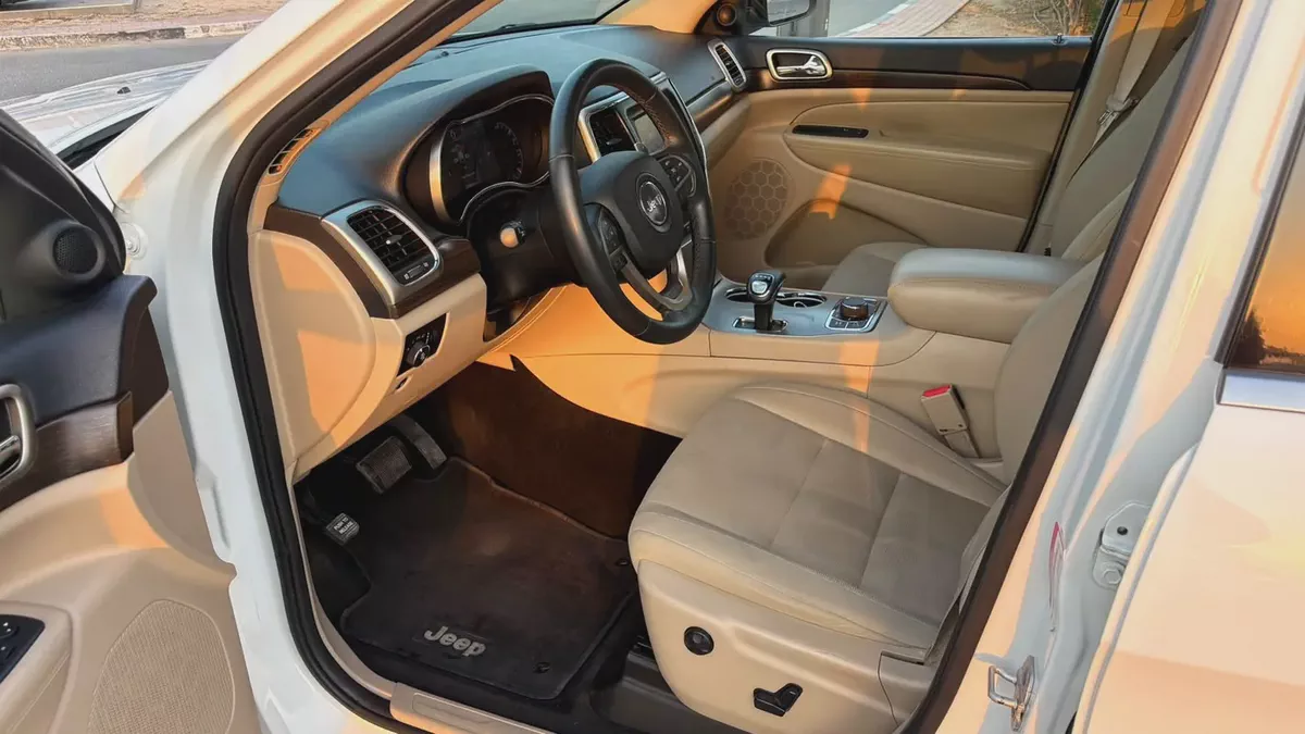 JEEP GRAND CHEROKEE LAREDO 4WD - GCC SPECS - ORIGINAL PAINT - ACCIDENT FREE - EXCELENT CONDITION --11-11