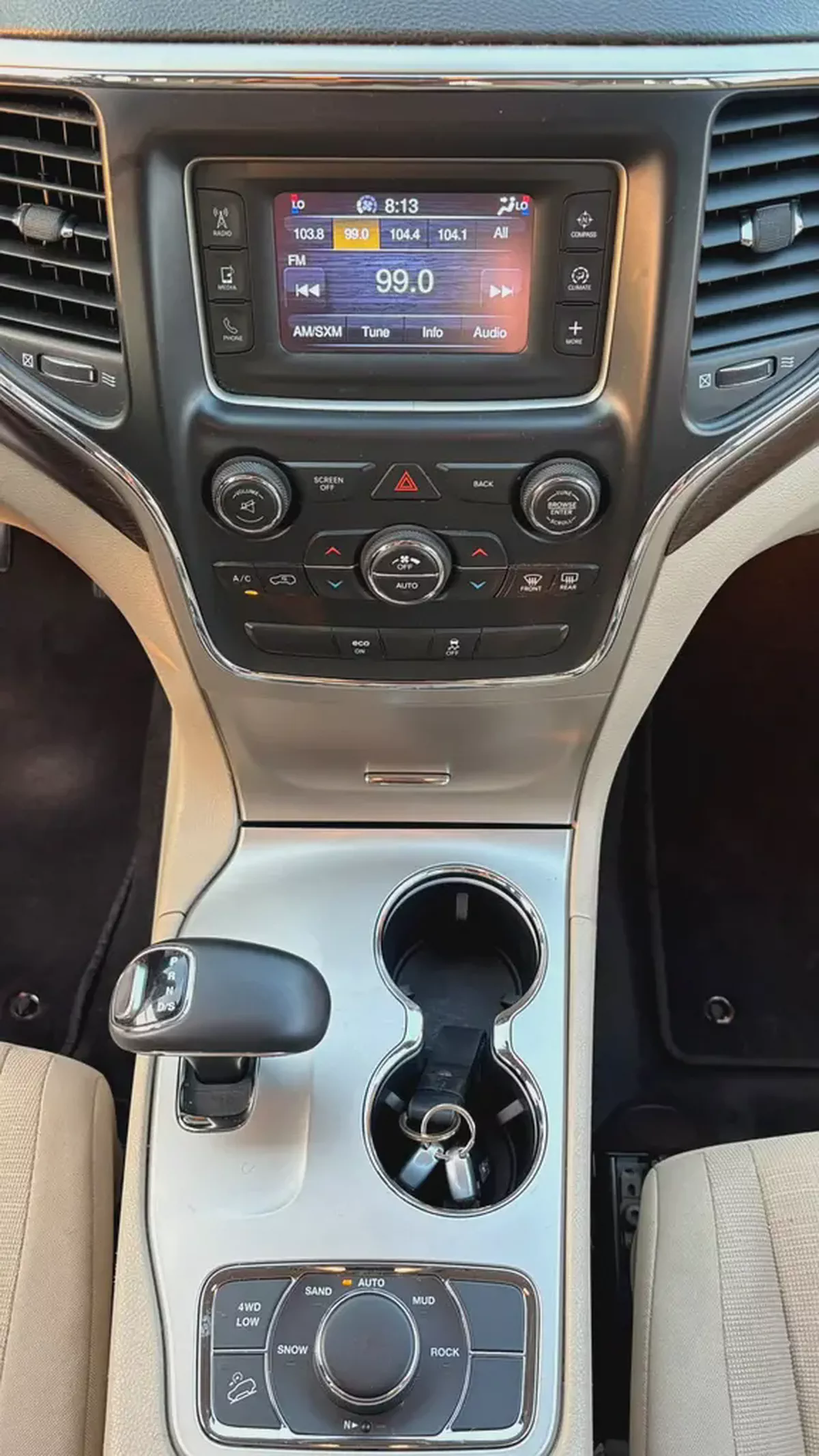 JEEP GRAND CHEROKEE LAREDO 4WD - GCC SPECS - ORIGINAL PAINT - ACCIDENT FREE - EXCELENT CONDITION --13-13