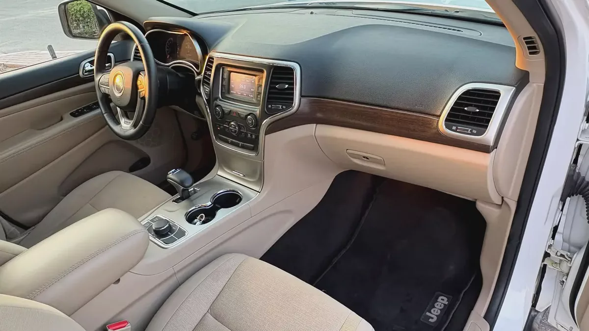 JEEP GRAND CHEROKEE LAREDO 4WD - GCC SPECS - ORIGINAL PAINT - ACCIDENT FREE - EXCELENT CONDITION --15-15