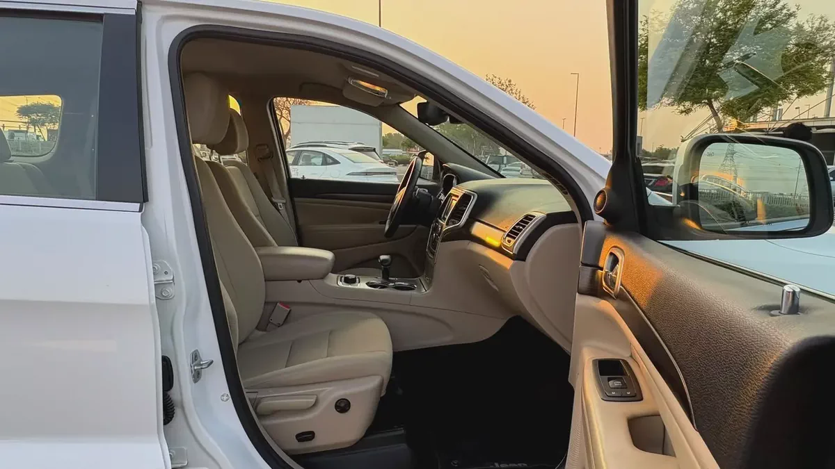 JEEP GRAND CHEROKEE LAREDO 4WD - GCC SPECS - ORIGINAL PAINT - ACCIDENT FREE - EXCELENT CONDITION --16-16