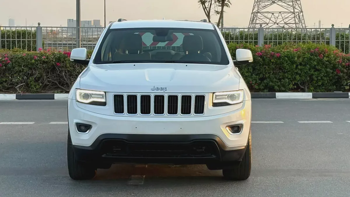 JEEP GRAND CHEROKEE LAREDO 4WD - GCC SPECS - ORIGINAL PAINT - ACCIDENT FREE - EXCELENT CONDITION --6-6
