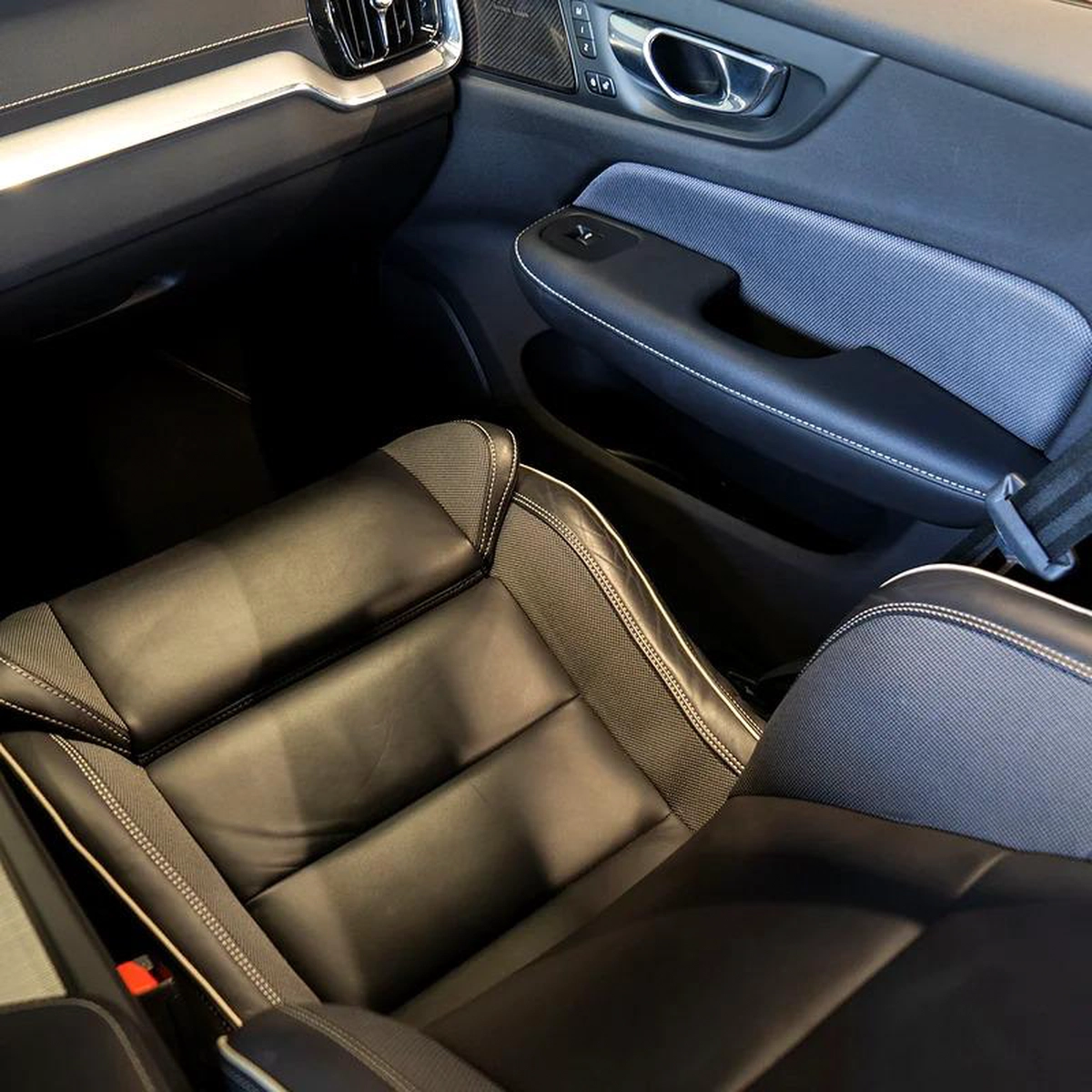 AED 1,819 pm • 0% Downpayment • S60 R-Design • Agency Warranty-15-15