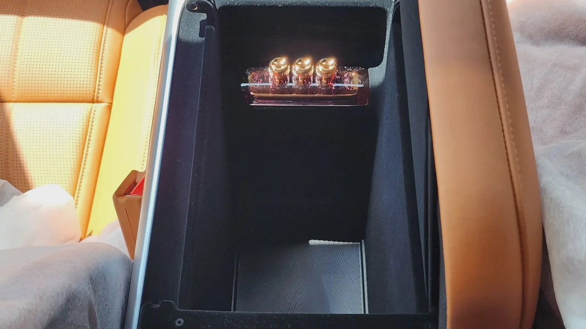 XPENG G9 (Black Tan)-10-10