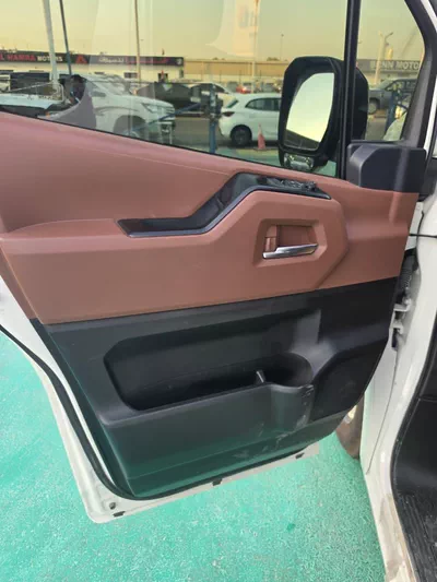 TOYOTA HIACE VIP-11