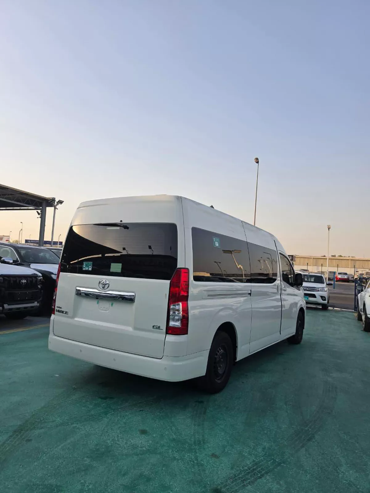 TOYOTA HIACE VIP-15-15