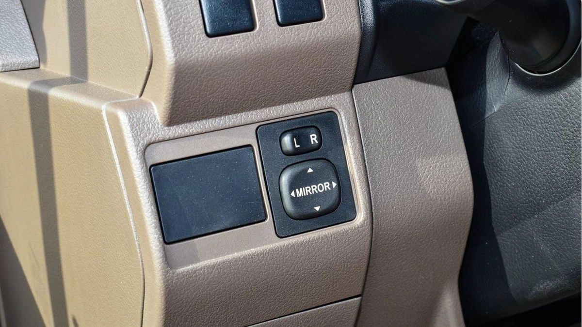 Toyota Land Cruiser Pick Up 4.0L V6 Petrol Single Cabin A/T-5-5