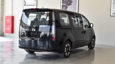 HYUNDAI STARIA 3.5L VIP 7 SEATER ROYAL EDITION-1