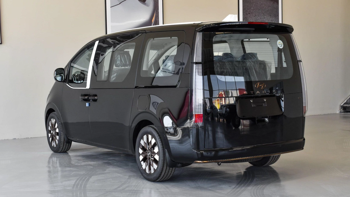 HYUNDAI STARIA 3.5L VIP 7 SEATER ROYAL EDITION-4-4