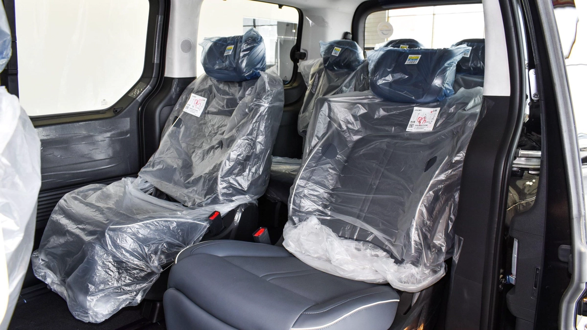 HYUNDAI STARIA 3.5L VIP 7 SEATER ROYAL EDITION-7-7