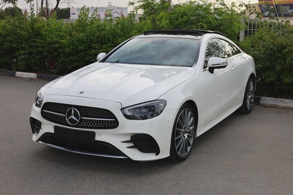 E200 COUPE - GCC SPECS - UNDER WARRANTY - FULL SERVICE HISTORY - ACCIDENT FREE -